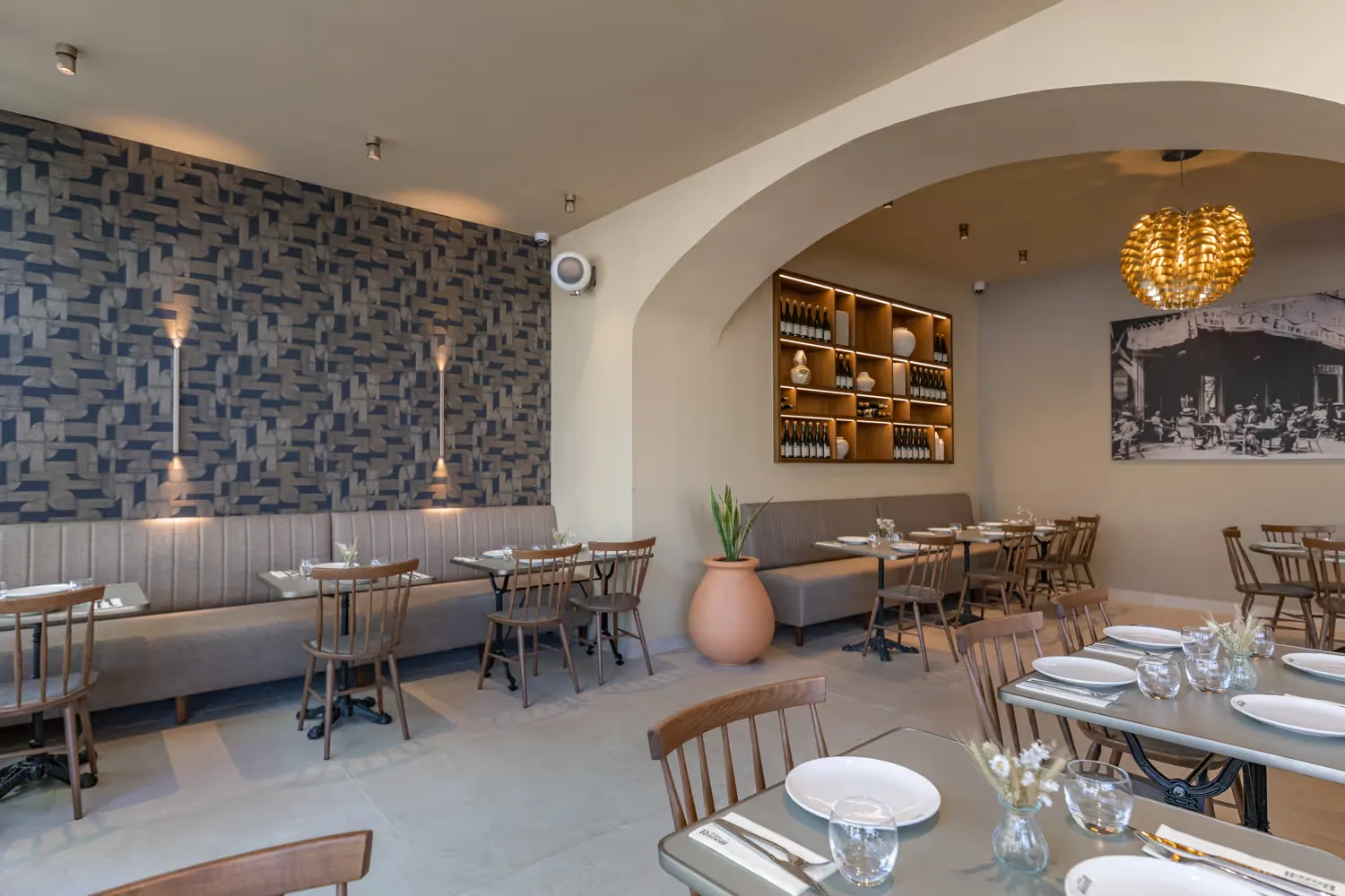 La grande salle et son bar à vins