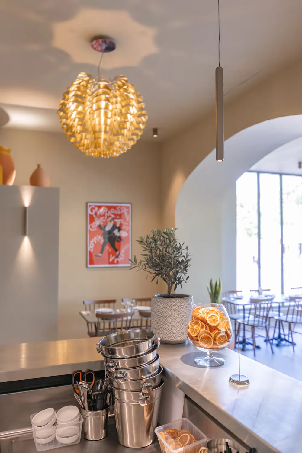 Le bar et la salle sous le lustre doré