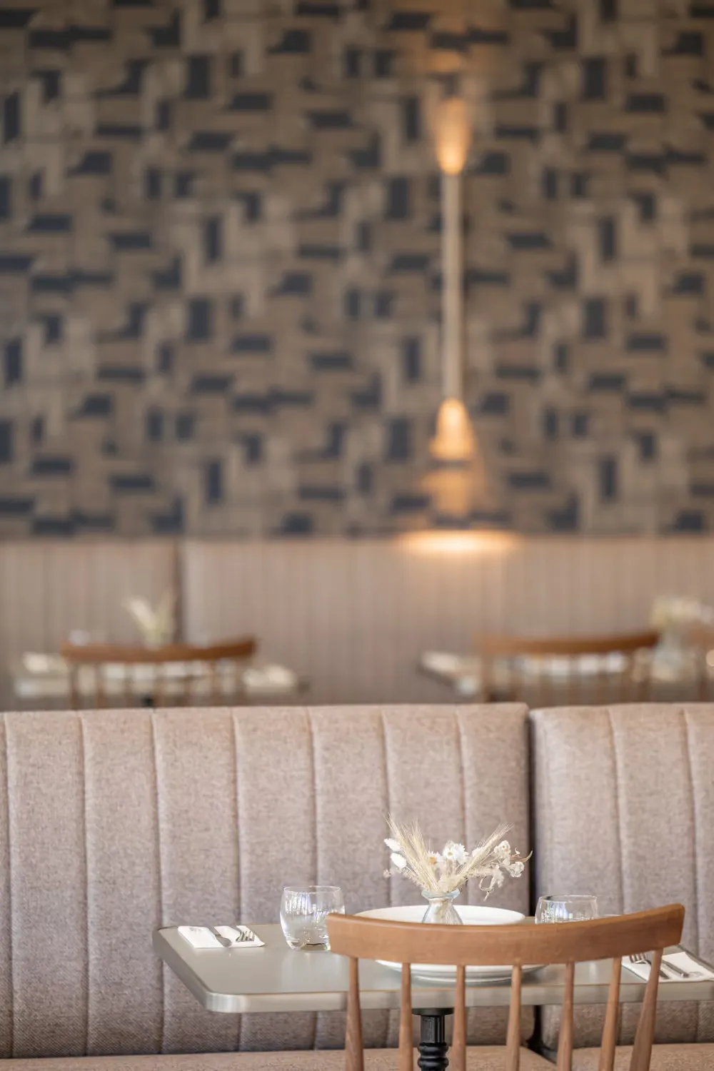 Banquettes de la salle sous le mur de carreaux
