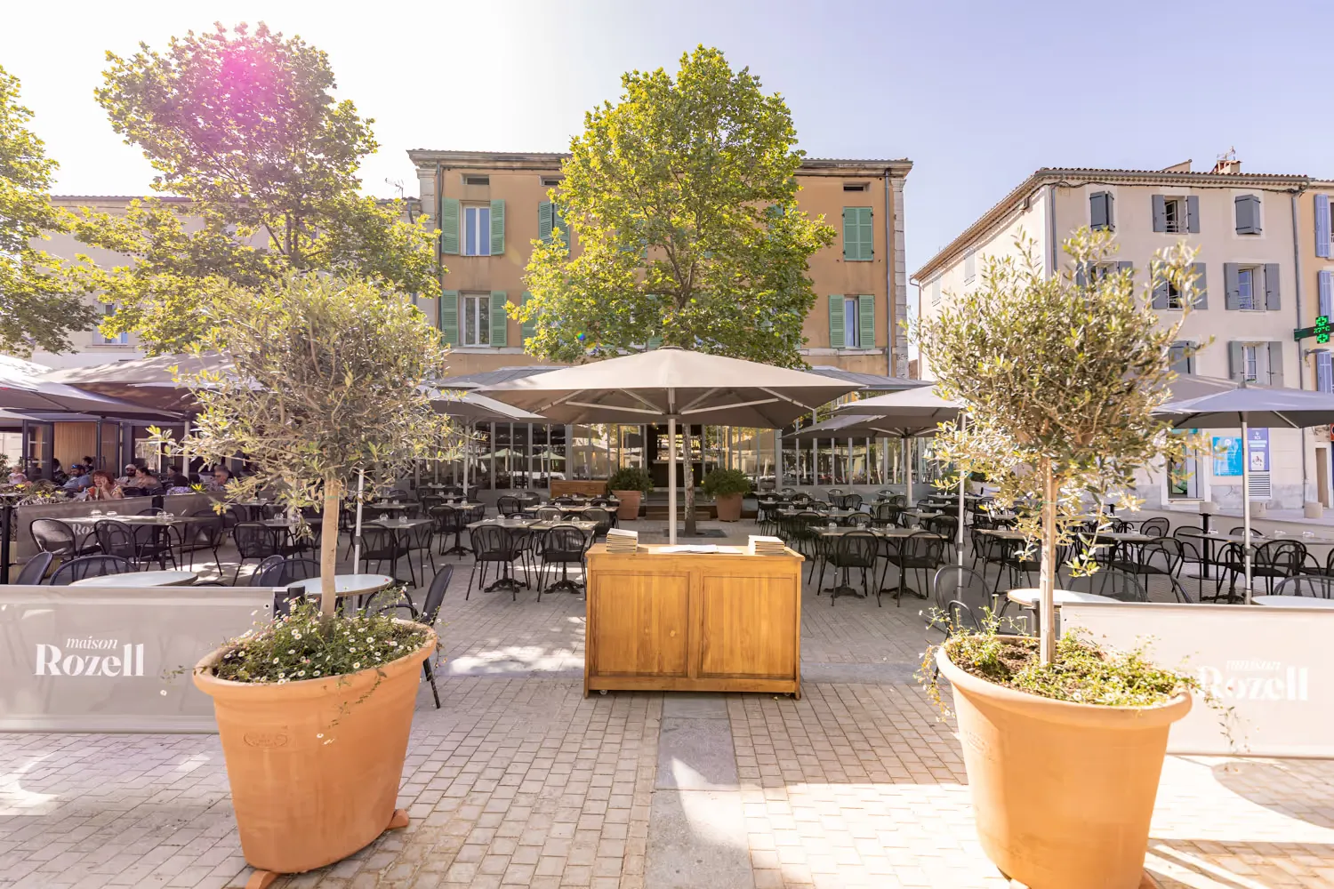 La terrasse ombragée de la place Malherbe