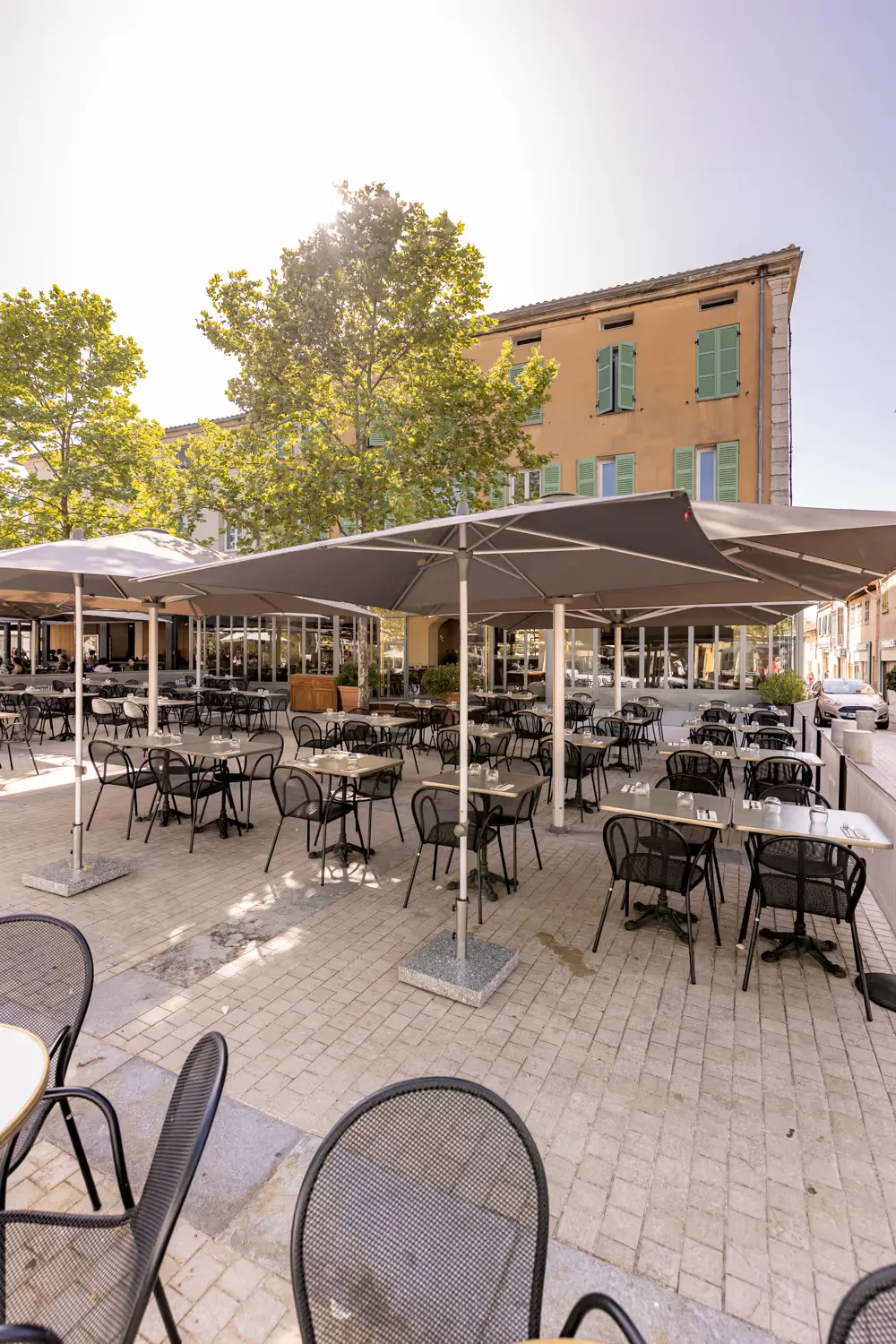 Les parasols de la terrasse sur la place Malherbe