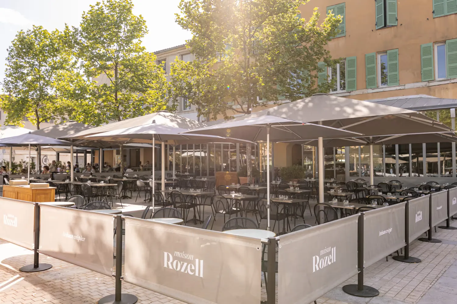 La terrasse de Maison Rozell sur la place Malherbe