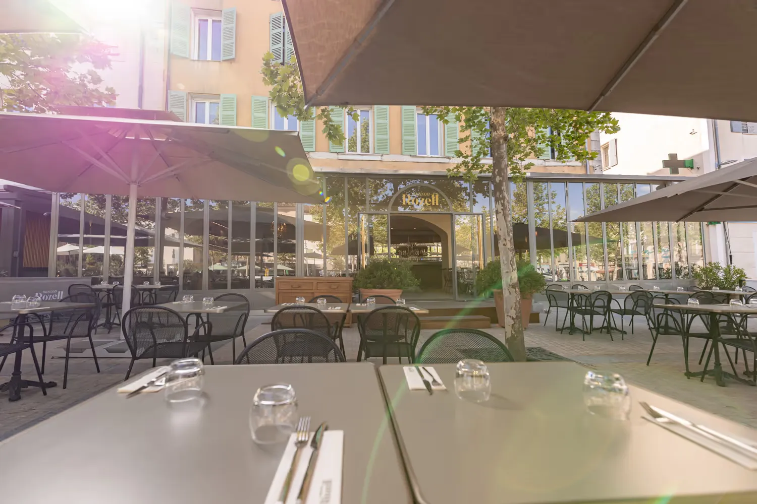 La terrasse ombragée sur la place Malherbe