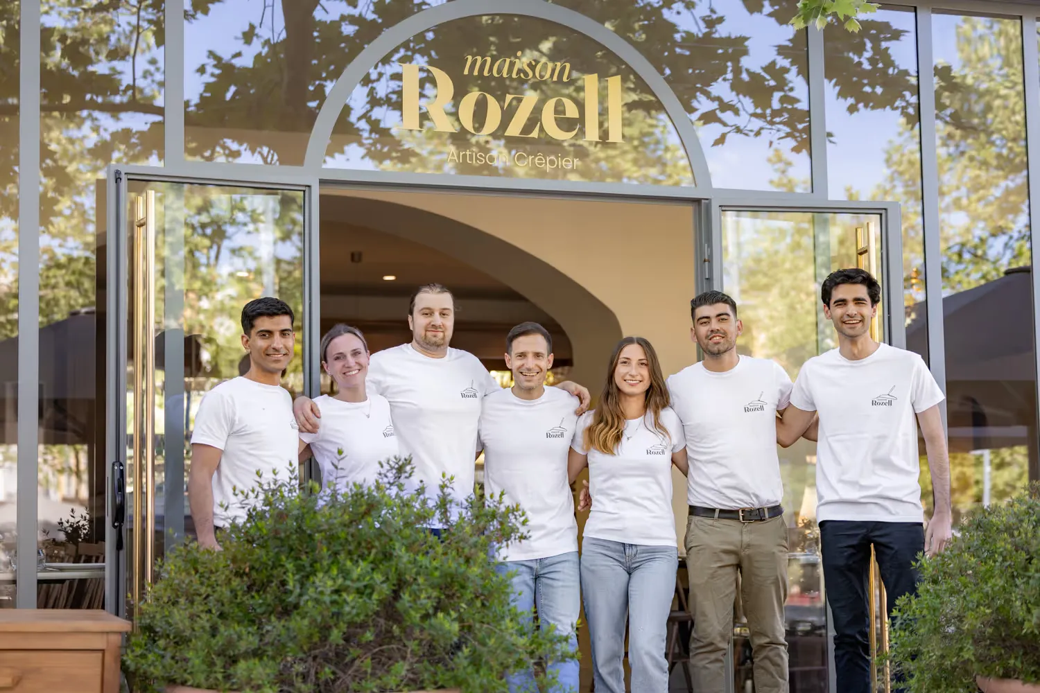 L'équipe de Maison Rozell devant le restaurant
