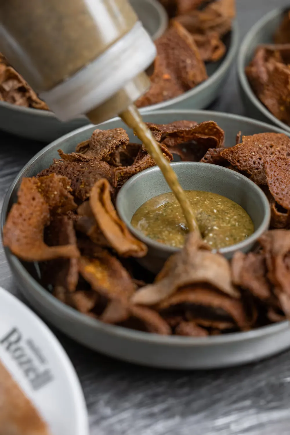 Chips de galette trempées dans une sauce maison