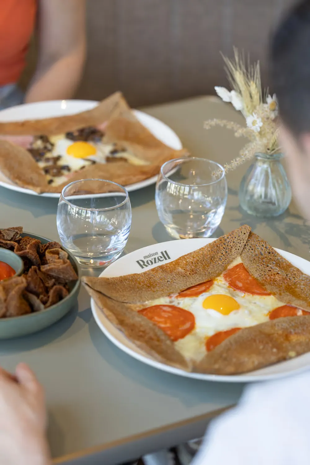 Galettes complètes aux œufs et chorizo, prêtes à servir