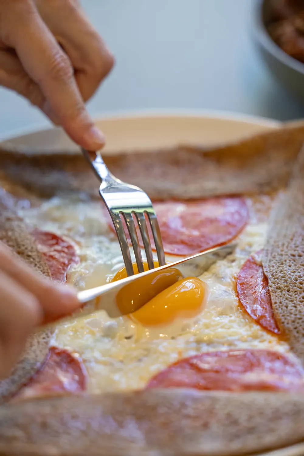 Galette à l'œuf et au chorizo, entamée