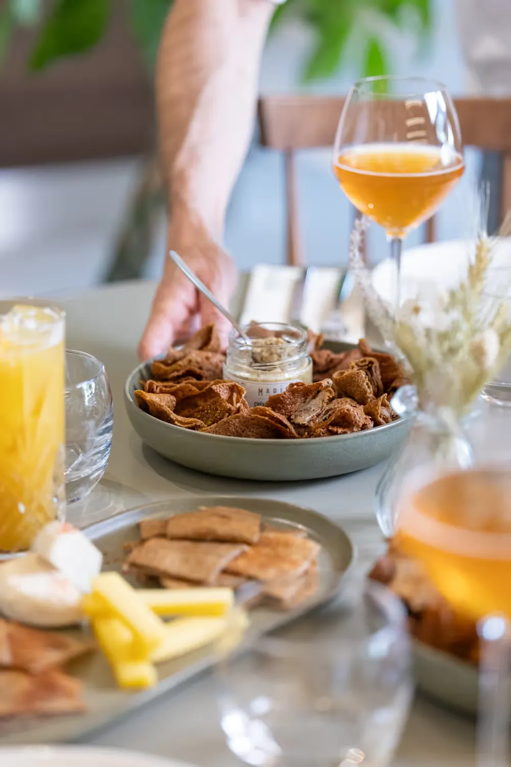 Apéritif : chips de sarrasin, rillettes et verres de cidre