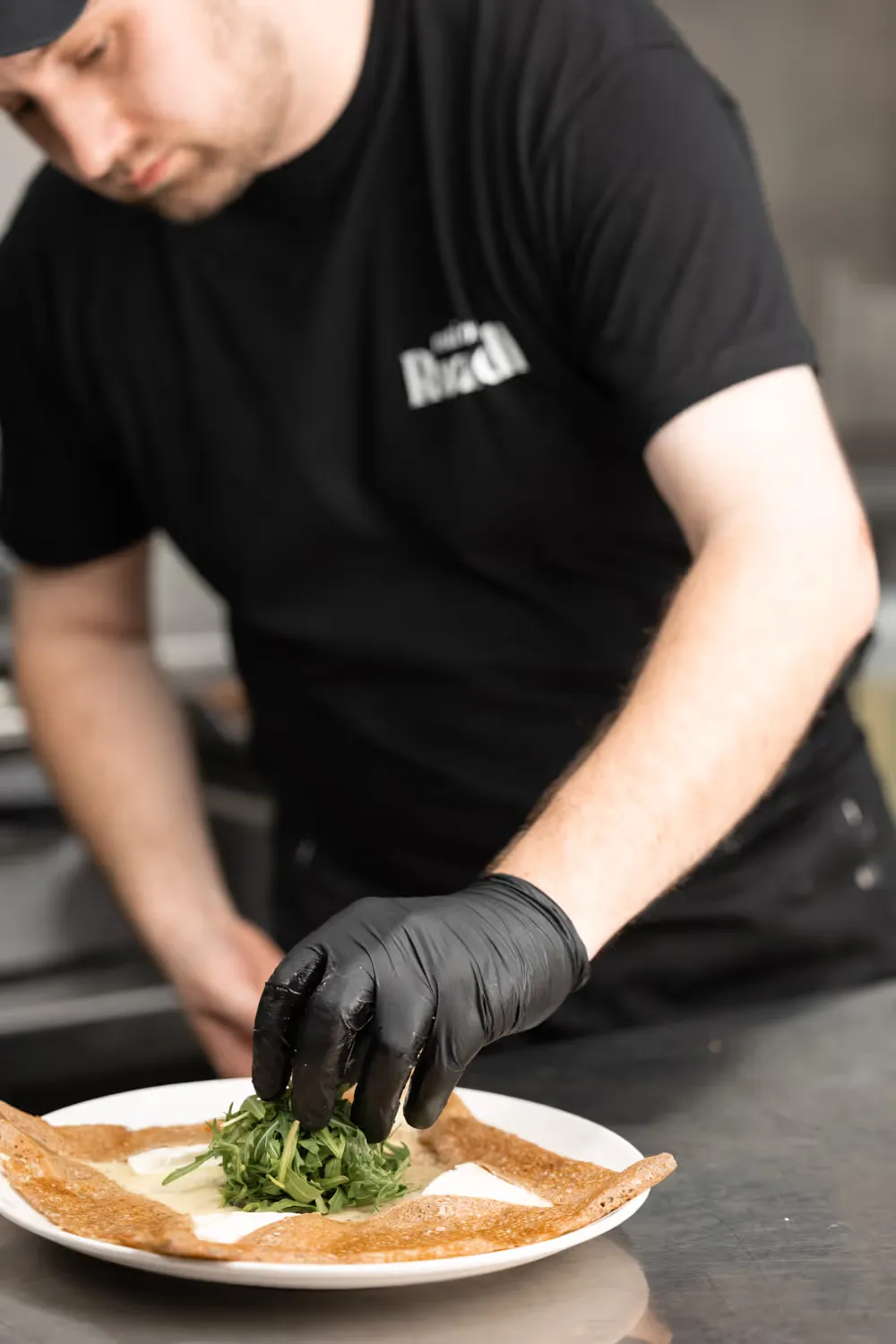 Dressage d'une assiette en cuisine