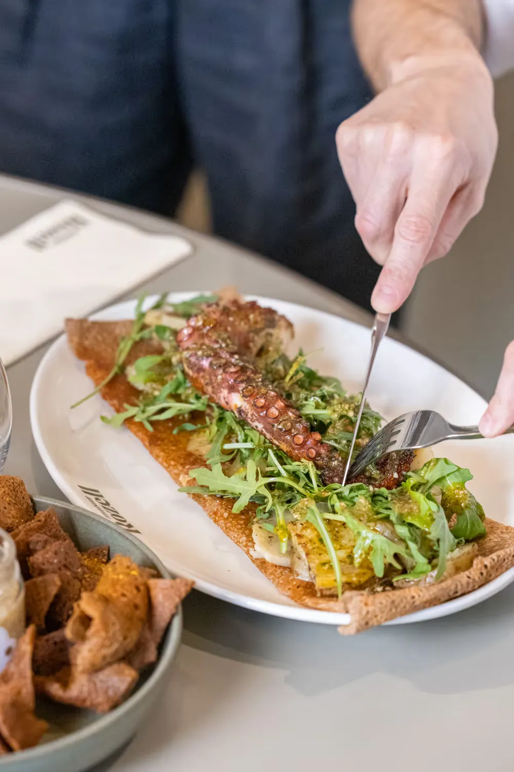 Galette au poulpe snacké et roquette