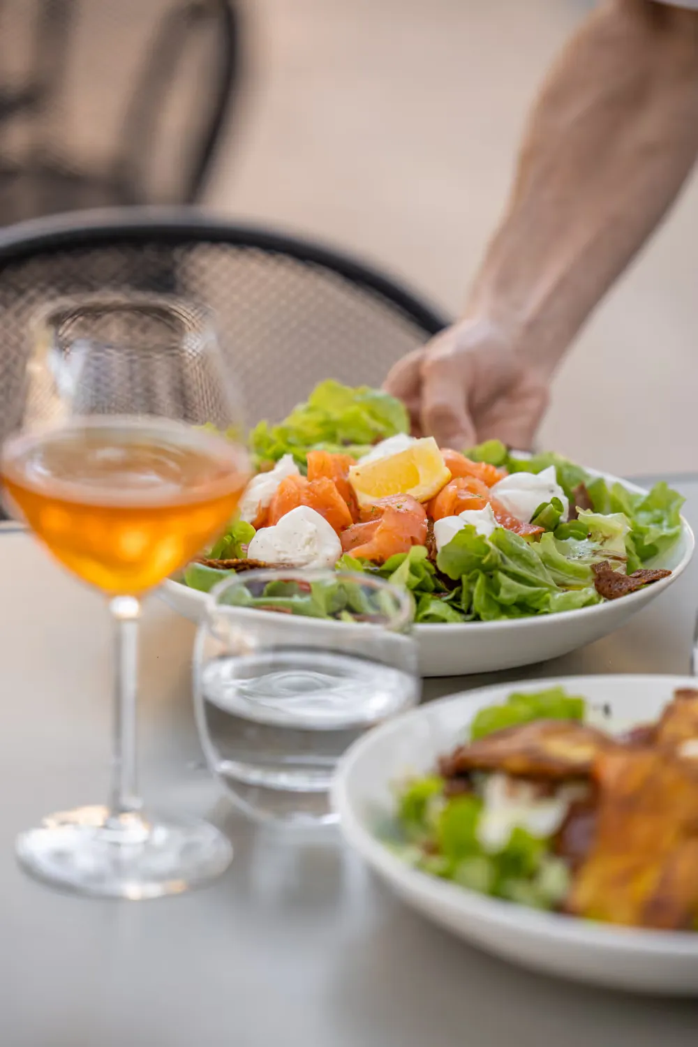 Salade au saumon et verre de vin