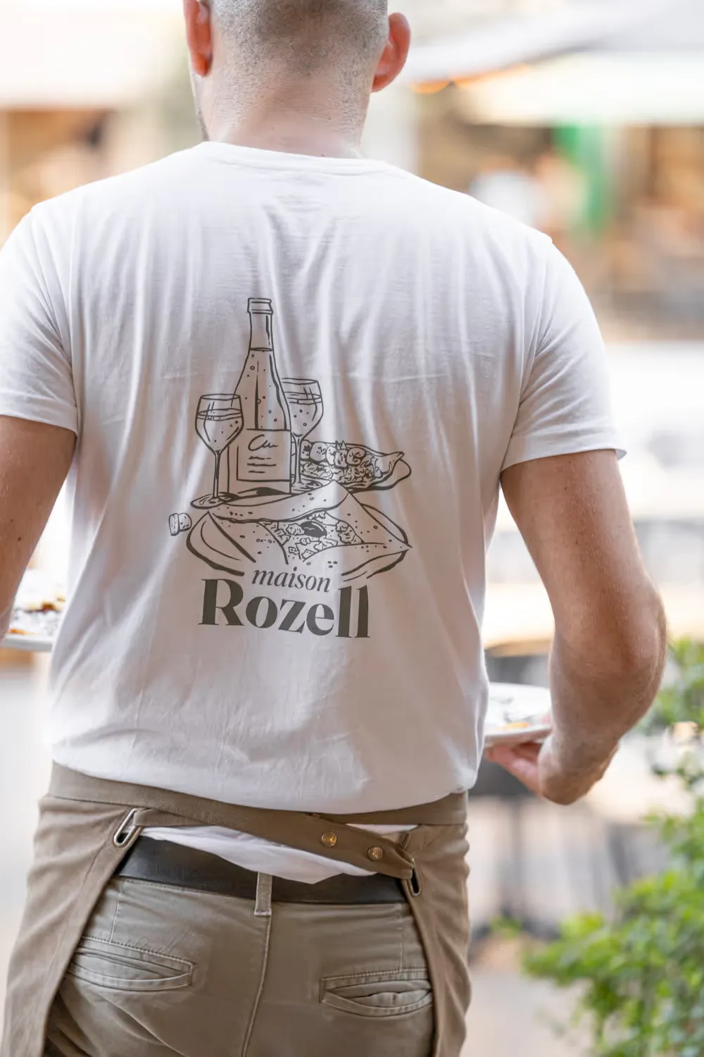 Serveur en tee-shirt Maison Rozell