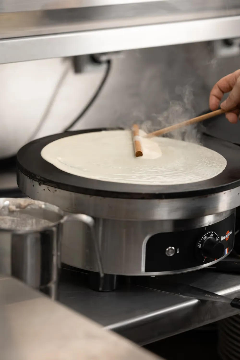 Crêpe en cuisson sur le billig